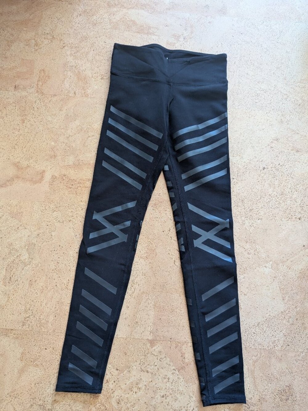 Alo diagonal stripe black leggings XS